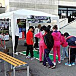 Paolo Porta insegna ai bambini la pratica del golf su pista