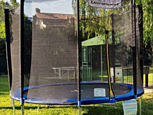 Il tappeto elastico gioco al campo di miniaturgolf di Novi Ligure